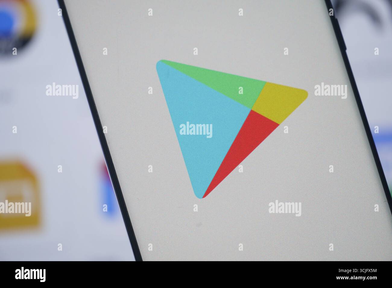 Google Play Store-Logo auf einem Smartphone-Bildschirm Stockfoto