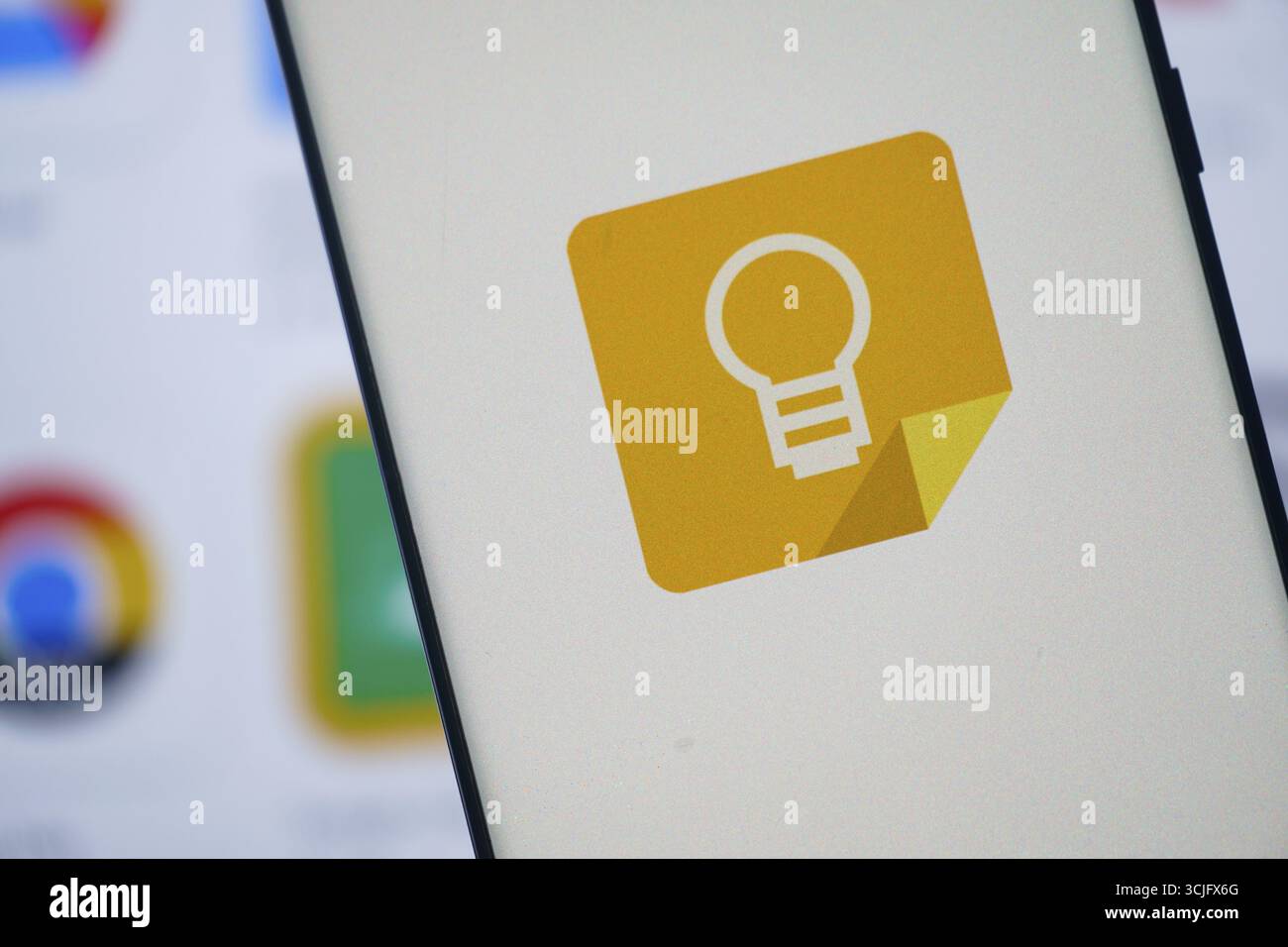 Das Google Keep-Logo wird auf einem Smartphone-Bildschirm mit verschiedenen App-Symbolen im Hintergrund angezeigt Stockfoto