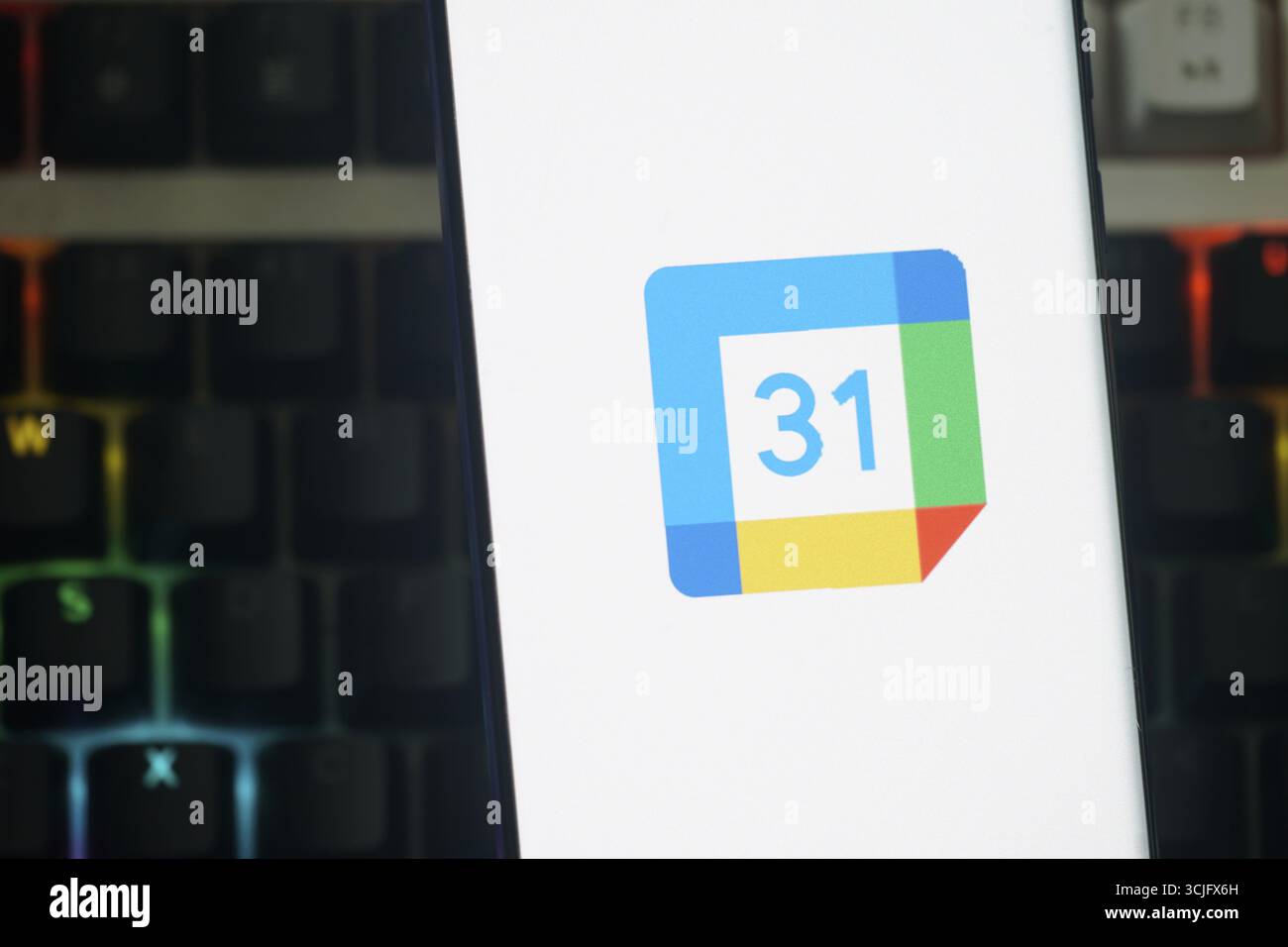 Google-Kalender-Symbol mit farbenfrohem Design auf dem Smartphone-Bildschirm Stockfoto