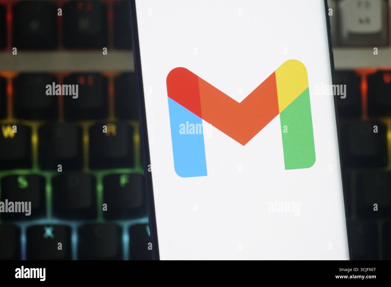 Gmail-Logo wird auf einem Smartphone-Bildschirm mit schwach beleuchtetem Hintergrund angezeigt Stockfoto Gmail-Logo wird auf einem Smartphone-Bildschirm mit schwach beleuchtetem Hintergrund angezeigt Stockfoto