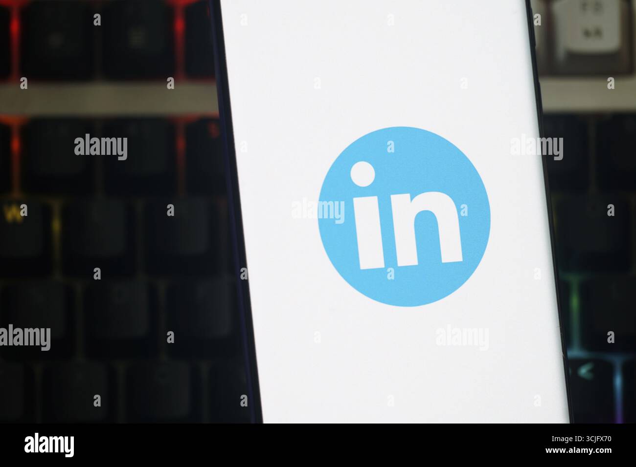 LinkedIn-Logo wird auf einem Smartphone-Bildschirm vor dem Hintergrund einer Tastatur angezeigt Stockfoto