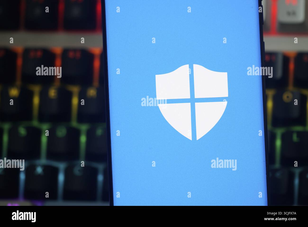 Smartphone zeigt die Microsoft Defender Security App mit einem blauen Schildsymbol an Stockfoto