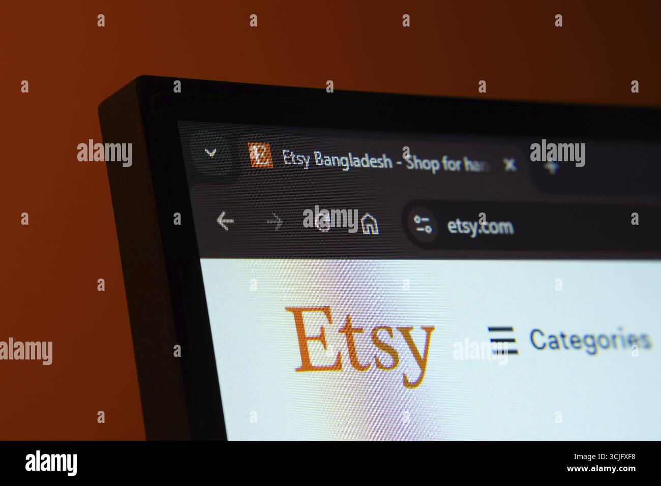 Dhaka, Bangladesch, 02. Juni 2025: Nahaufnahme eines Computerbildschirms, der das Etsy-Webinterface im dunklen Modus anzeigt Stockfoto