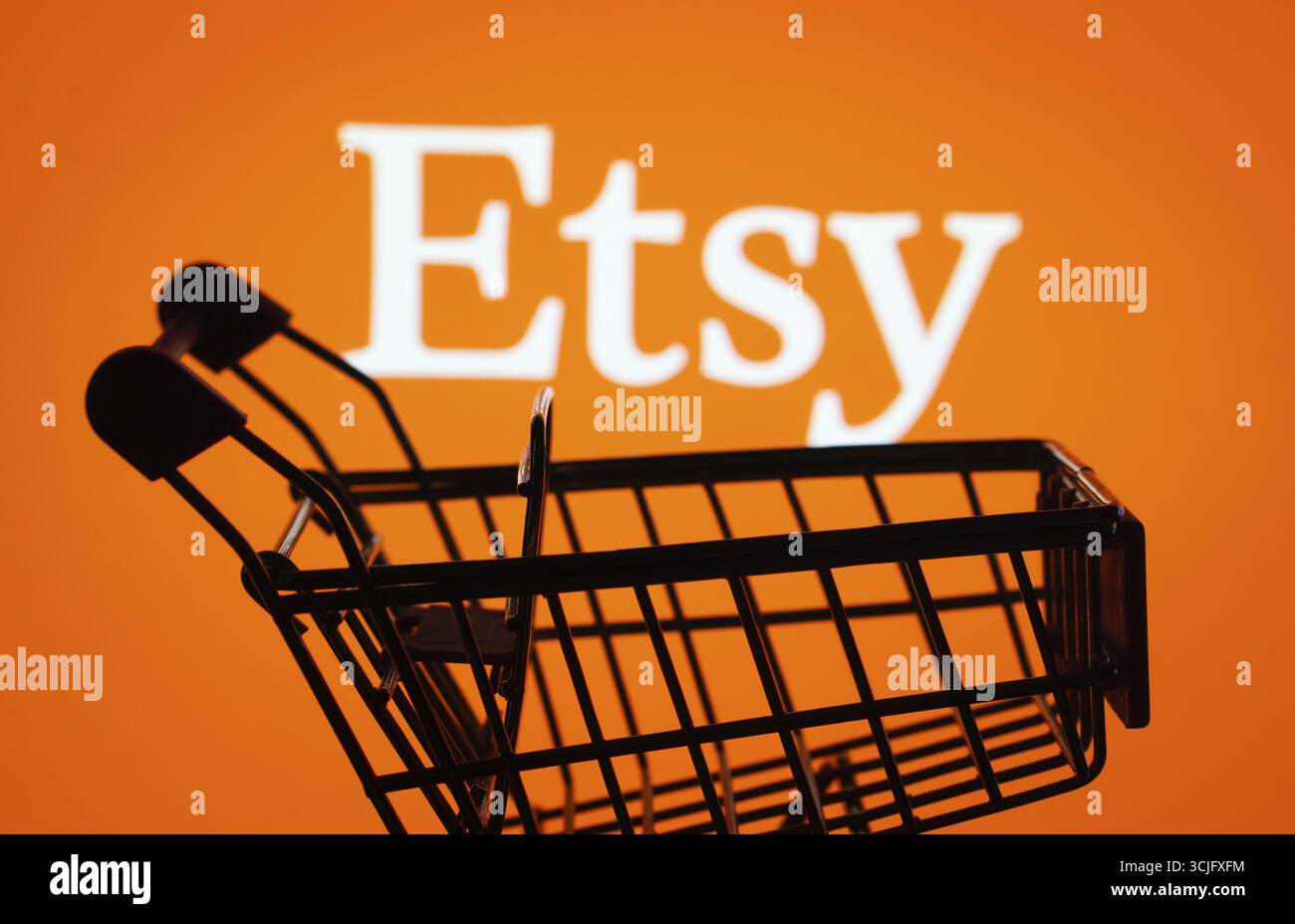 Dhaka, Bangladesch, 03. Juli 2025: Silhouette eines Einkaufswagens vor dem Etsy-Logo, symbolisiert E-Commerce und Online-Shopping Stockfoto