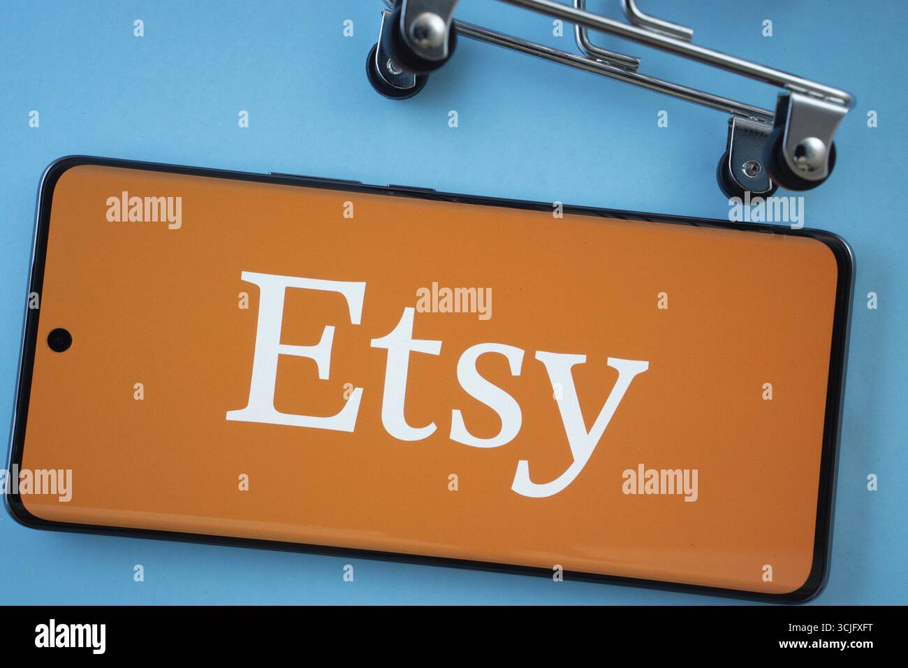 Dhaka, Bangladesch, 03. Juli 2025: Smartphone-Bildschirm mit dem Etsy-Logo mit Einkaufswagenrädern auf blauem Hintergrund Stockfoto