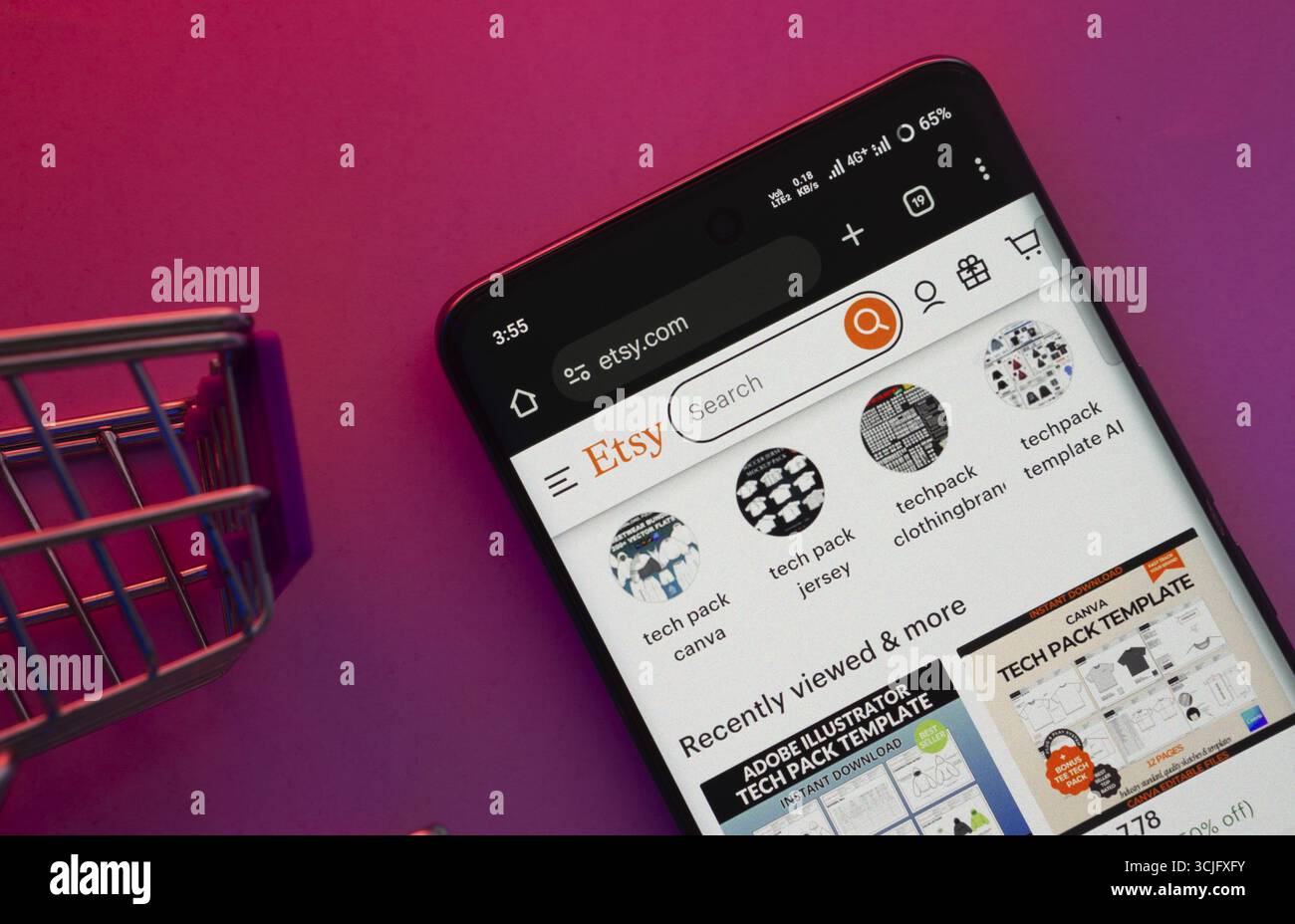 Dhaka, Bangladesch, 23. Juni 2025: Ein Smartphone, das die Etsy-Website mit einem Einkaufswagen zeigt, wird auf einem lebendigen Hintergrund gezeigt Stockfoto