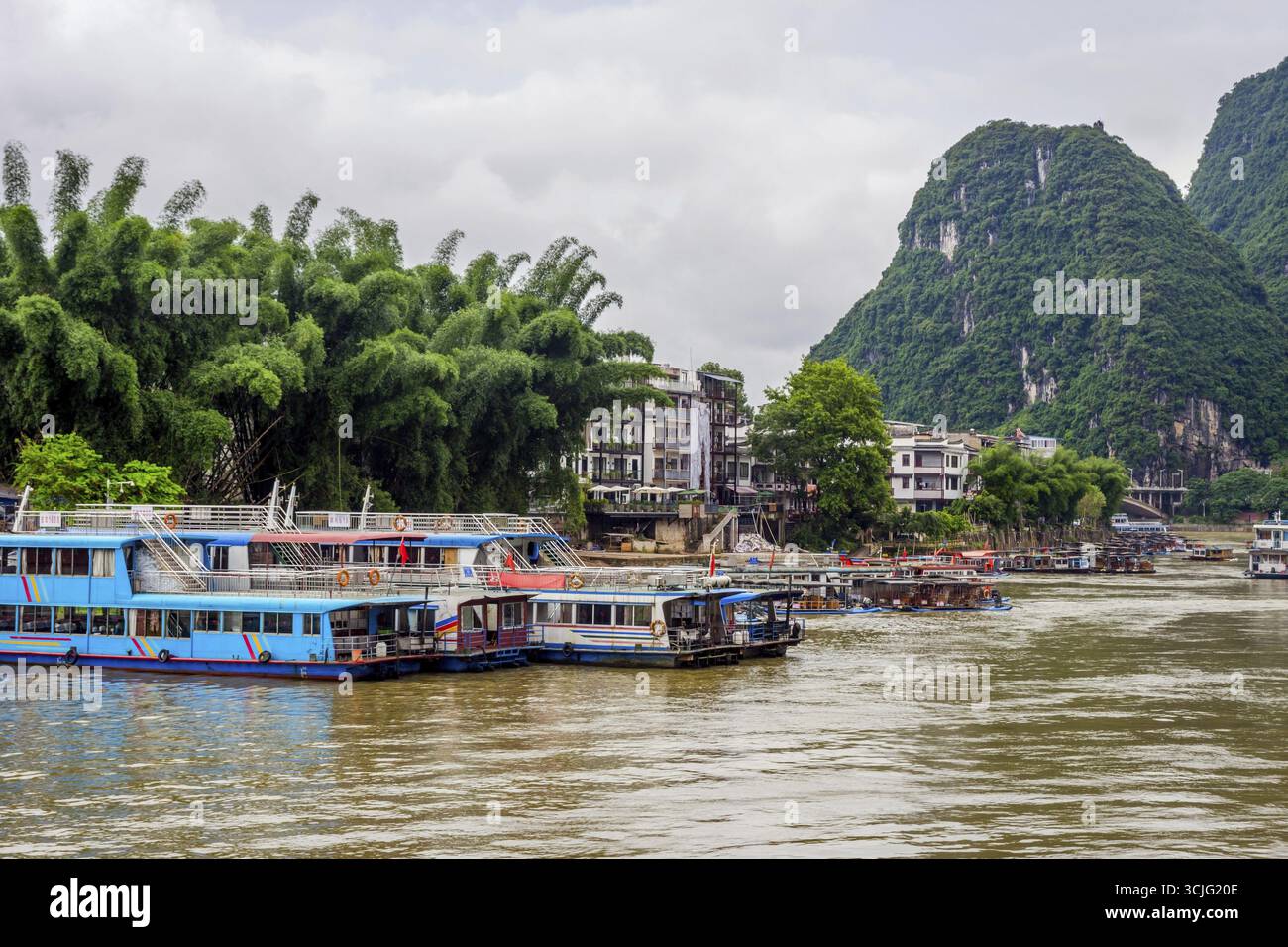 Kreuzfahrtschiffe im Hafen auf dem Fluss Li in Yangshuo, Guilin, China Stockfoto