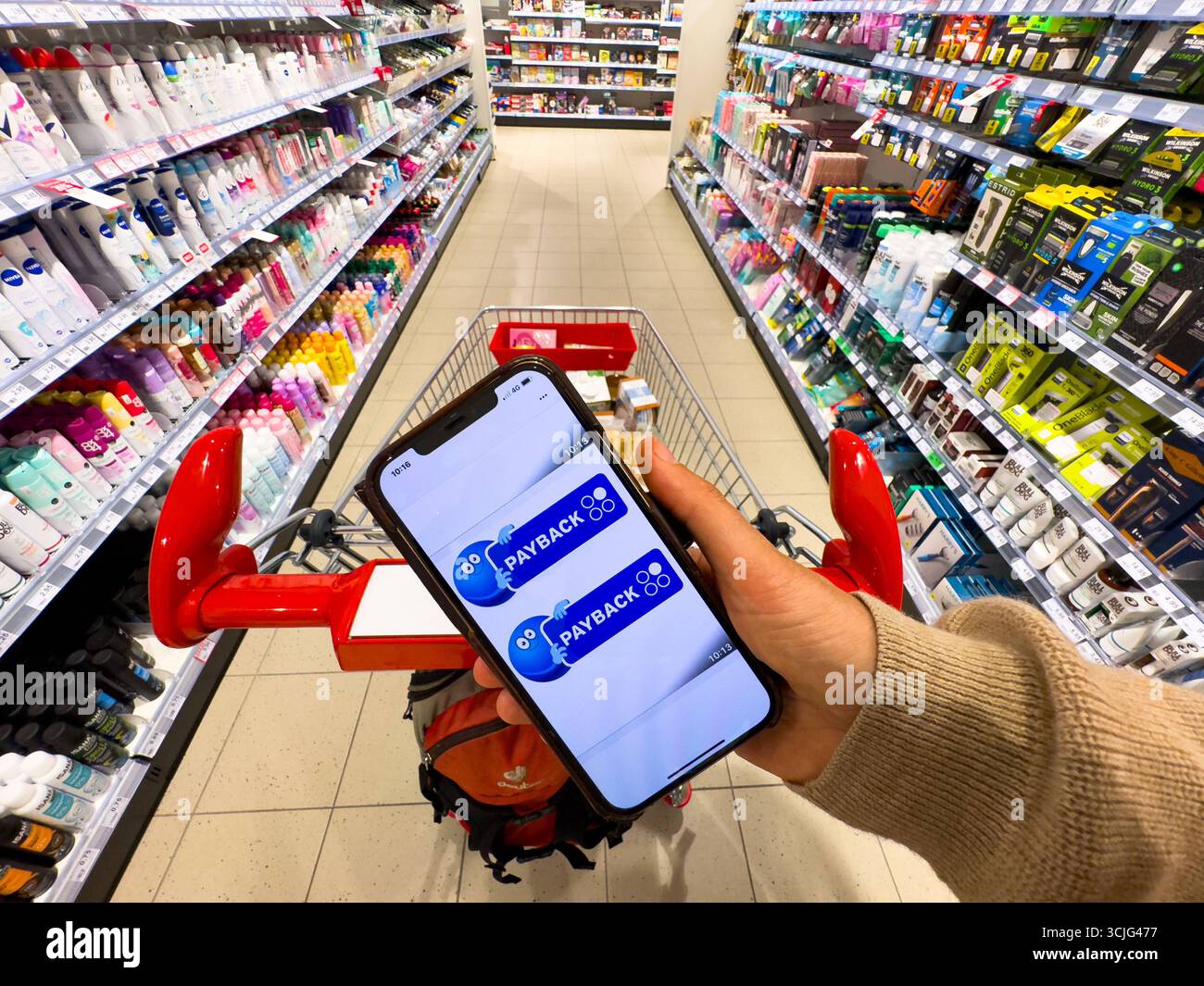 Modernes Einkaufserlebnis mit der mobilen Payback App in einem Einzelhandelsgeschäft für bargeldloses Bezahlen, das am 1. September 2025 in Marktoberdorf, Deutschland, den Schwerpunkt auf Komfort, Technologie und Verbrauchergewohnheiten legt. Stockfoto