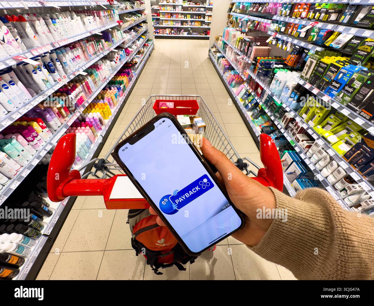 Modernes Einkaufserlebnis mit der mobilen Payback App in einem Einzelhandelsgeschäft für bargeldloses Bezahlen, das am 1. September 2025 in Marktoberdorf, Deutschland, den Schwerpunkt auf Komfort, Technologie und Verbrauchergewohnheiten legt. Stockfoto