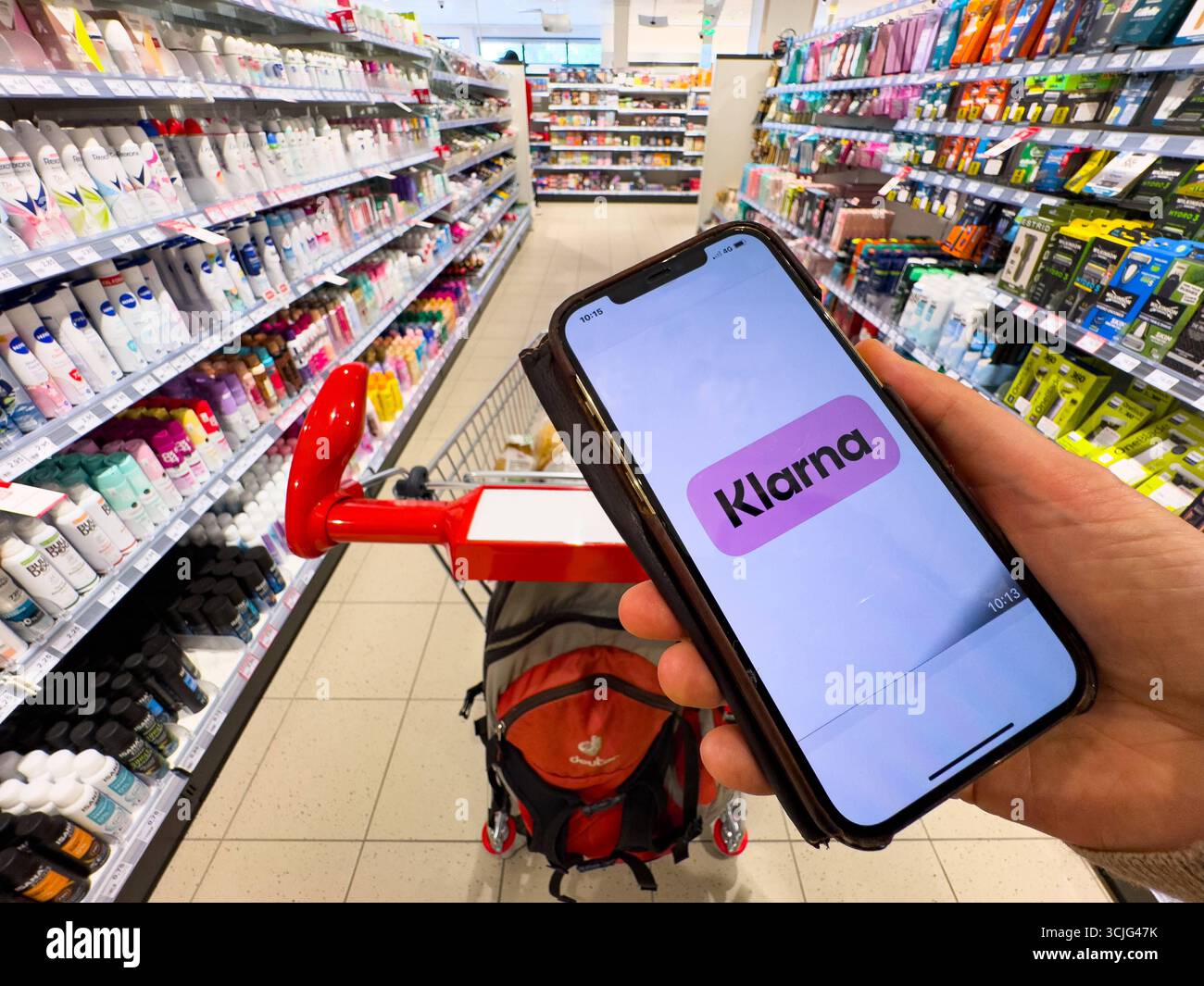 Modernes Einkaufserlebnis mit der mobilen Klarna App in einem Einzelhandelsgeschäft für bargeldloses Bezahlen, wobei Bequemlichkeit, Technologie und Verbrauchergewohnheiten am 1. September 2025 in Marktoberdorf betont werden. Stockfoto