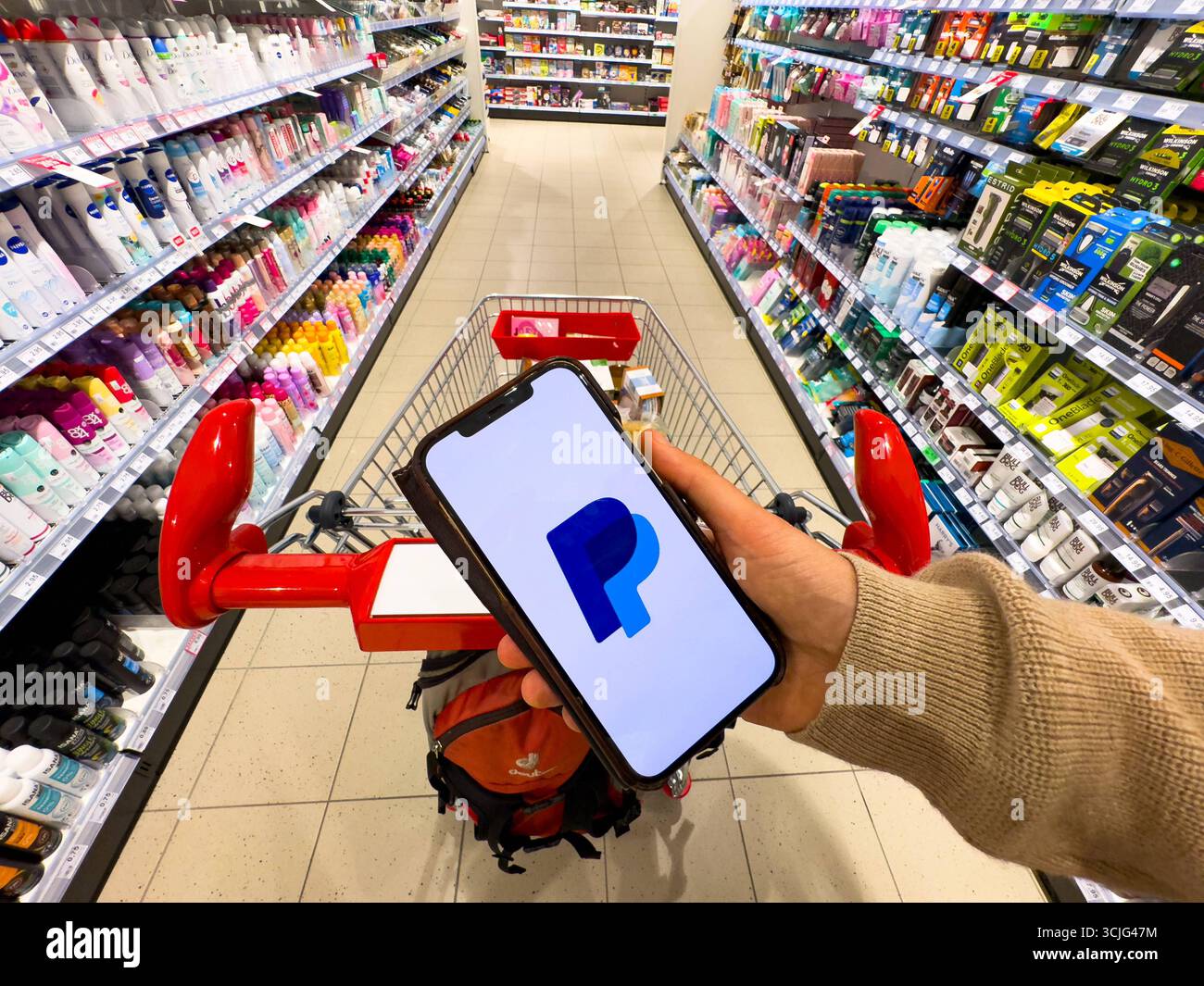 Modernes Einkaufserlebnis mit der mobilen PayPal App in einem Einzelhandelsgeschäft für bargeldloses Bezahlen, das am 1. September 2025 in Marktoberdorf, Deutschland, den Schwerpunkt auf Komfort, Technologie und Verbrauchergewohnheiten legt. Stockfoto