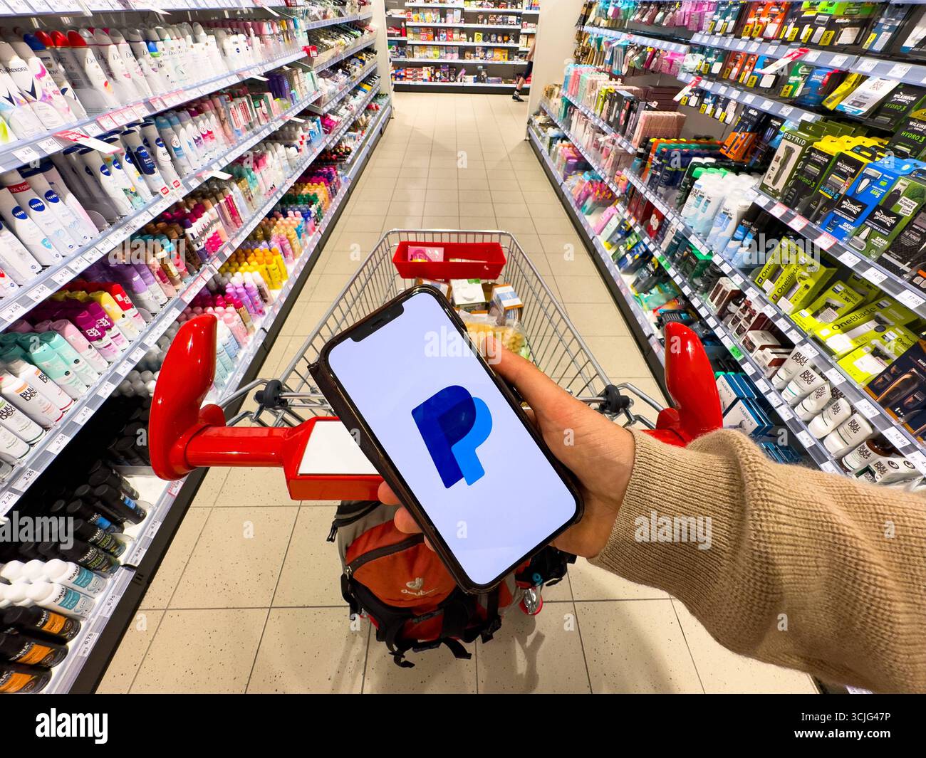 Modernes Einkaufserlebnis mit der mobilen PayPal App in einem Einzelhandelsgeschäft für bargeldloses Bezahlen, das am 1. September 2025 in Marktoberdorf, Deutschland, den Schwerpunkt auf Komfort, Technologie und Verbrauchergewohnheiten legt. Stockfoto