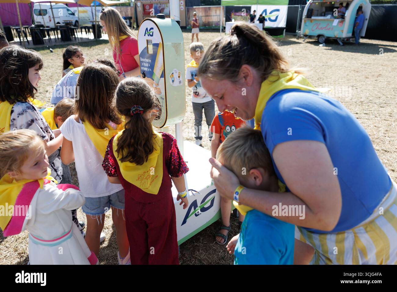 Ieper, Belgien. September 2025. AUFMERKSAMKEITSREDAKTEURE - FOKUSBERICHTERSTATTUNG, VERTEILUNG AN BELGA ANGEFORDERT - eine Aktion der AG Versicherung, die temporäre Tätowierungen ausgibt, die den Grad der UV-Strahlung und die Notwendigkeit der Sonnencreme anzeigen, auf dem Kidzfestival 2025, am Sonntag, den 07. September 2025 in Ieper. BELGA FOTO KURT DESPLENTER Credit: Belga Nachrichtenagentur/Alamy Live News Stockfoto