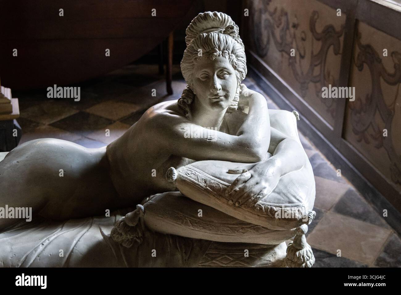 Skulptur von Giovanna Zanerini „La Baccelli“ in der Großen Treppe, Knole House, Sevenoaks, Kent, England Stockfoto