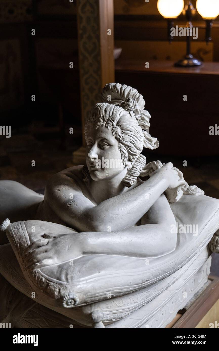 Skulptur von Giovanna Zanerini „La Baccelli“ in der Großen Treppe, Knole House, Sevenoaks, Kent, England Stockfoto