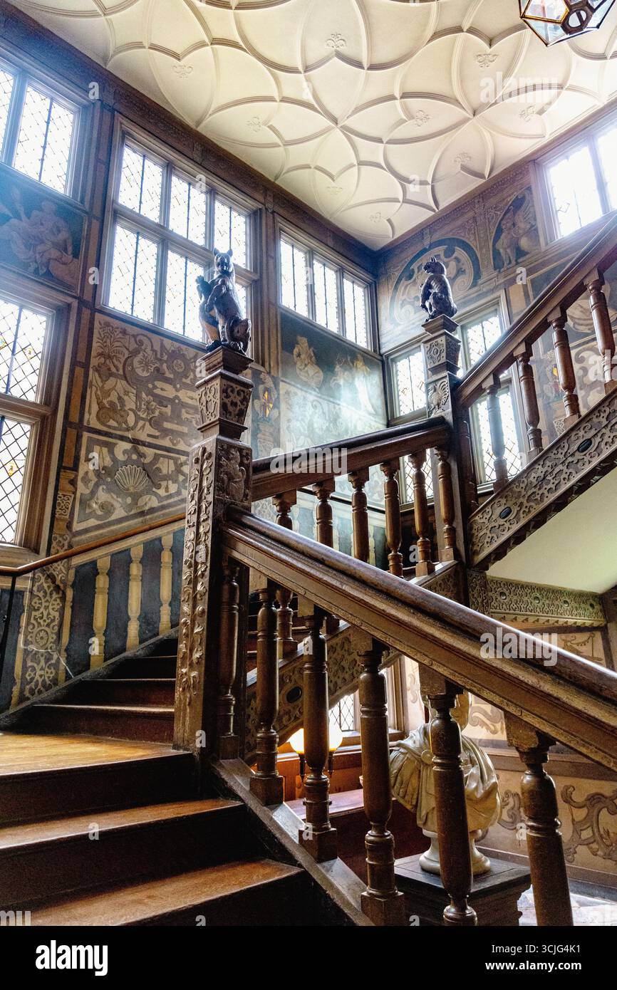 Great Staircae wurde Anfang des 17. Jahrhunderts in Betrieb genommen, Knole House, Sevenoaks, Kent, England Stockfoto