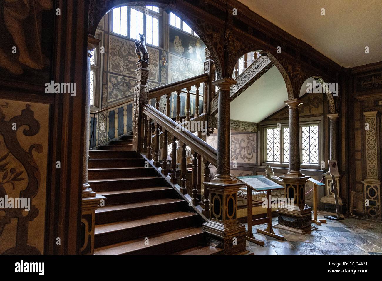 Große Treppe, die Anfang des 17. Jahrhunderts in Betrieb genommen wurde, Knole House, Sevenoaks, Kent, England Stockfoto