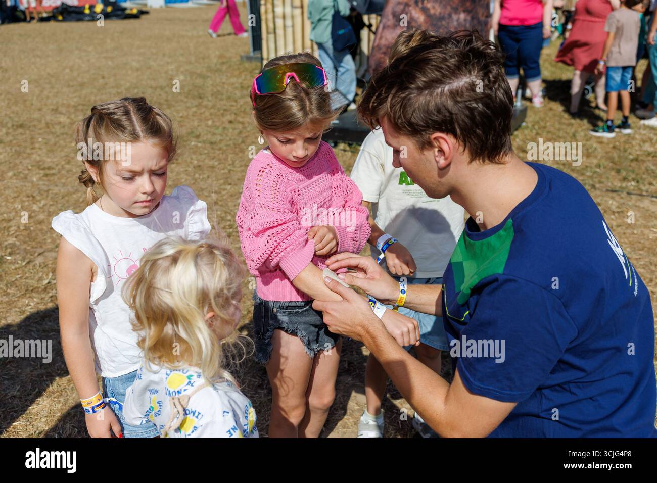 Ieper, Belgien. September 2025. AUFMERKSAMKEITSREDAKTEURE - FOKUSBERICHTERSTATTUNG, VERTEILUNG AN BELGA ANGEFORDERT - eine Aktion der AG Versicherung, die temporäre Tätowierungen ausgibt, die den Grad der UV-Strahlung und die Notwendigkeit der Sonnencreme anzeigen, auf dem Kidzfestival 2025, am Sonntag, den 07. September 2025 in Ieper. BELGA FOTO KURT DESPLENTER Credit: Belga Nachrichtenagentur/Alamy Live News Stockfoto