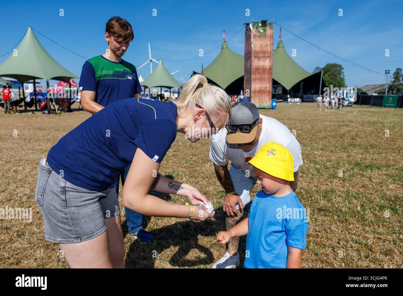 Ieper, Belgien. September 2025. AUFMERKSAMKEITSREDAKTEURE - FOKUSBERICHTERSTATTUNG, VERTEILUNG AN BELGA ANGEFORDERT - eine Aktion der AG Versicherung, die temporäre Tätowierungen ausgibt, die den Grad der UV-Strahlung und die Notwendigkeit der Sonnencreme anzeigen, auf dem Kidzfestival 2025, am Sonntag, den 07. September 2025 in Ieper. BELGA FOTO KURT DESPLENTER Credit: Belga Nachrichtenagentur/Alamy Live News Stockfoto