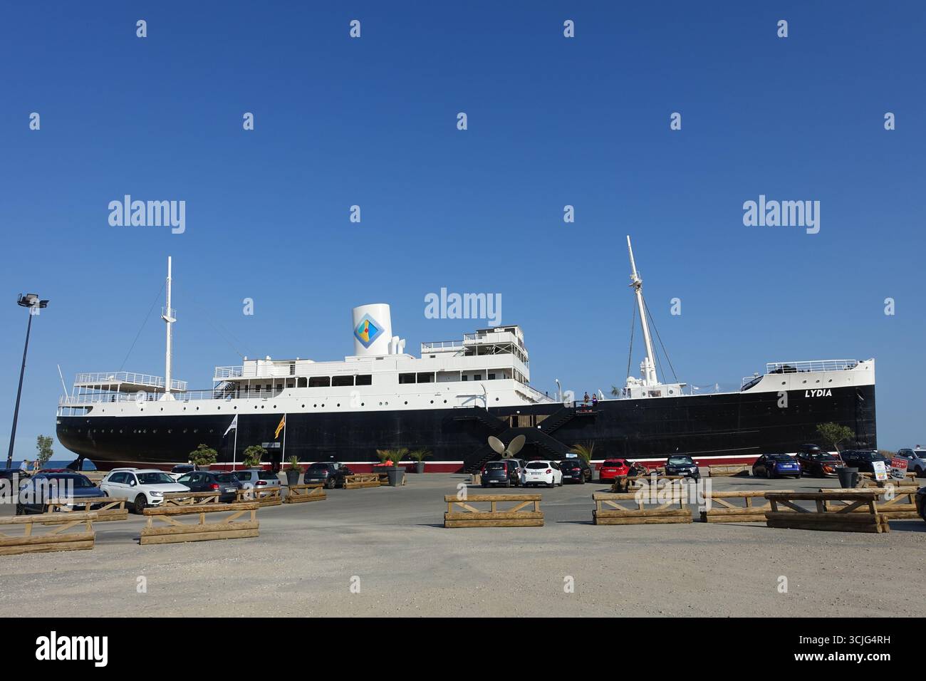 Die Lydia, ein Schiff am Strand, wurde in eine Kunstgalerie in Le Barcares in Südfrankreich verwandelt. Stockfoto