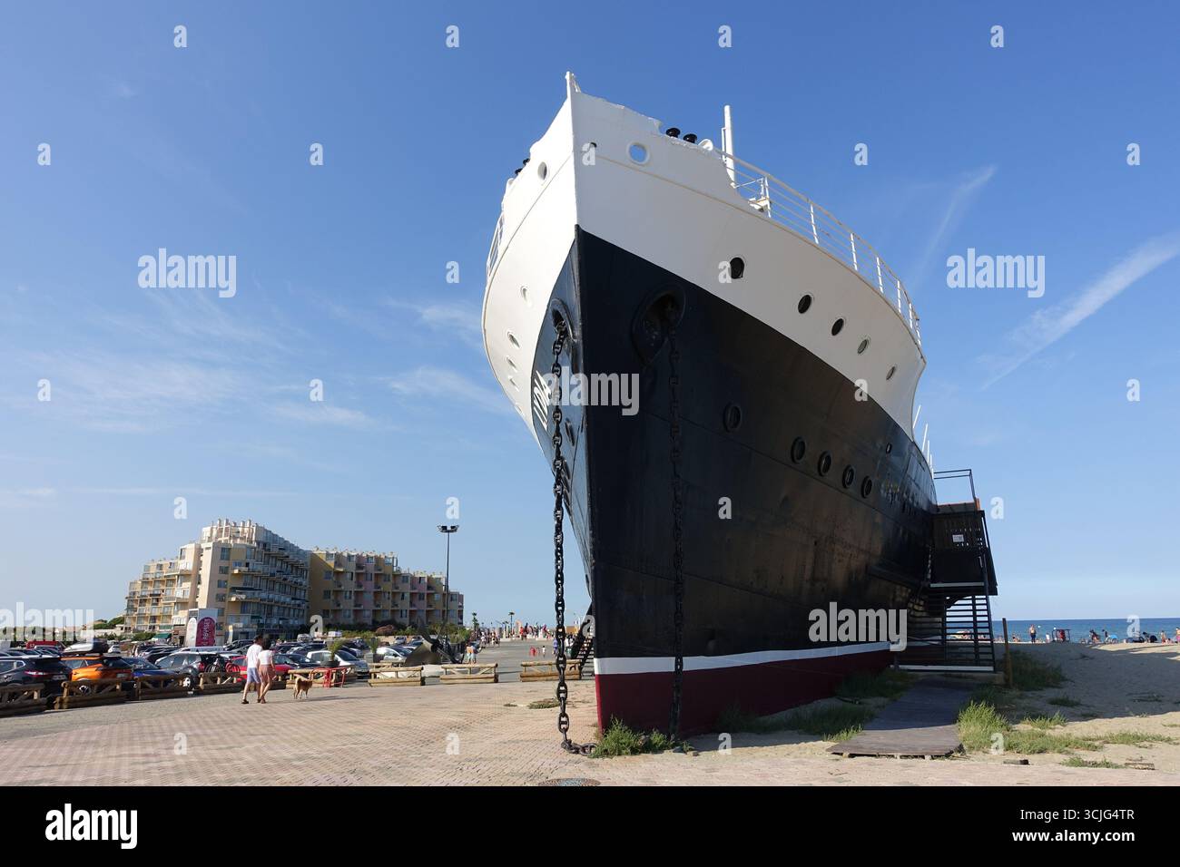 Die Lydia, ein Schiff am Strand, wurde in eine Kunstgalerie in Le Barcares in Südfrankreich verwandelt. Stockfoto