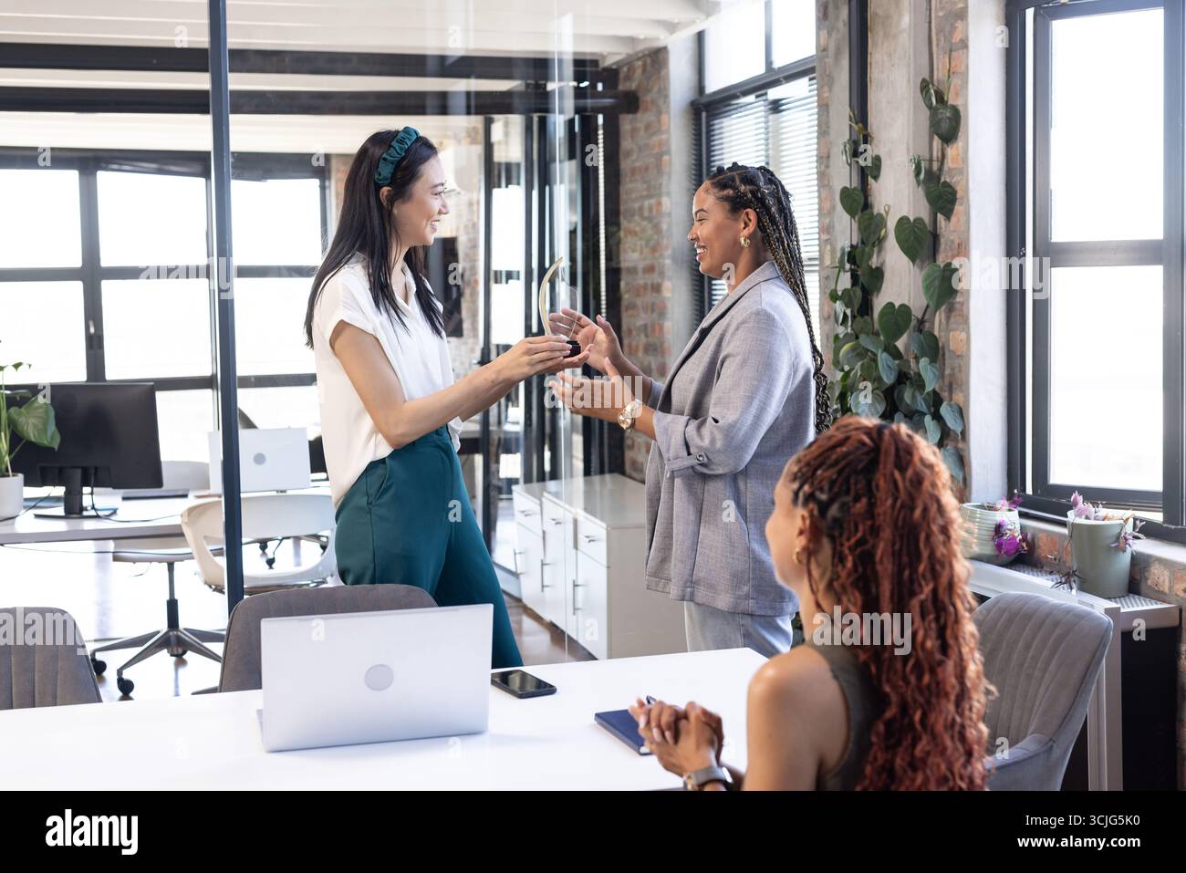Geschenke im modernen Büro austauschen, Kollegen feiern erfolgreiche Geschäftserfolge Stockfoto