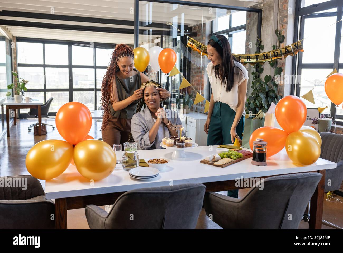 Wir feiern Geburtstag, Kollegen teilen Kuchen und fröhliche Momente mit Ballons im Büro Stockfoto
