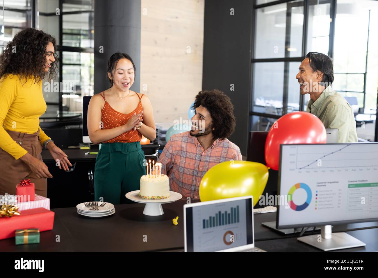 Im Büro, Geburtstagsfeier mit Kuchen und Ballons, verschiedene Kollegen treffen sich Stockfoto