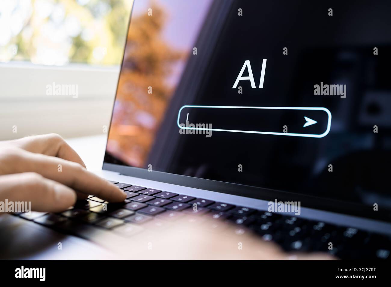 KI generiert Inhalte mit Prompt auf dem Laptop. Text- oder Bildgenerator bei der Arbeit mit dem Computer. Suche mit künstlicher Intelligenz. Stockfoto