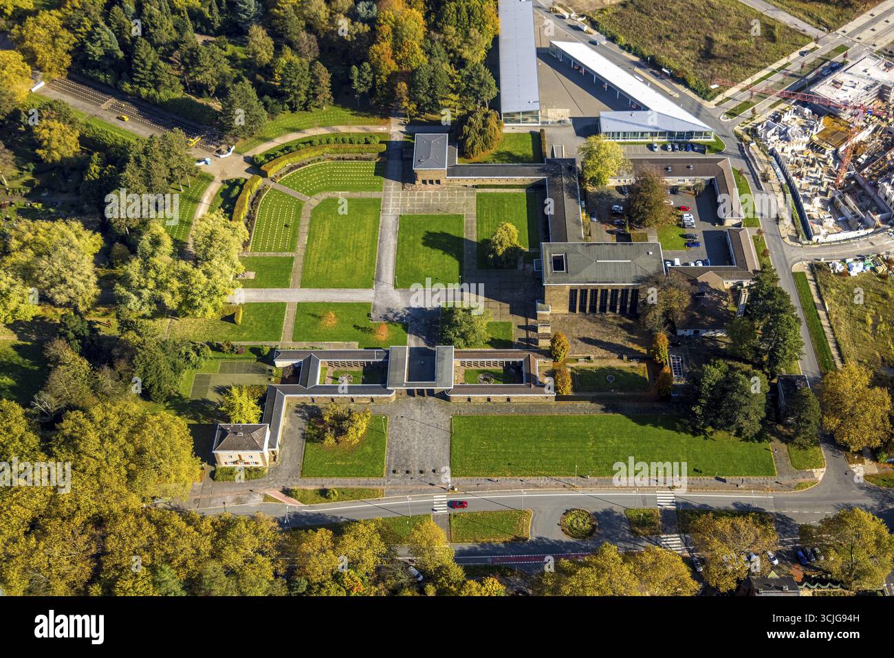 Luftaufnahme, Zentralfriedhof mit Trauerhalle, Altenbochum, Bochum, Ruhrgebiet, Nordrhein-Westfalen, Deutschland, Architektur, Aufnahme, Bäume, MON Stockfoto