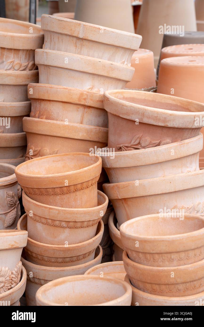 Italienische Terrakottaflüten und Pflanzgefäße verschiedener Stile in einem Geschäft für Garten- und Landschaftsdesign Stockfoto