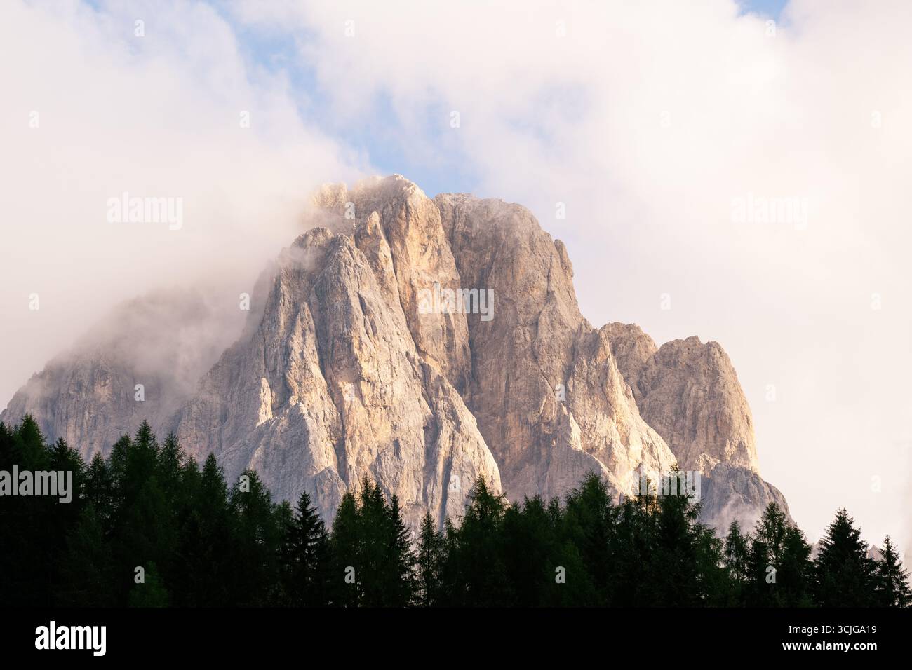 Langkofel, Langkofel in den italienischen alpen der Dolomiten am Nachmittag mit Sonne auf die Klippe und Wolken auf der Felswände Stockfoto
