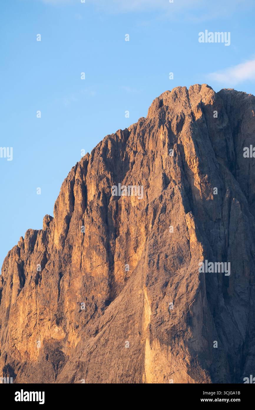 Langkofel, Teil der italienischen Dolomiten, mit seiner markanten orangen Farbe am Morgen bei Sonnenaufgang Stockfoto