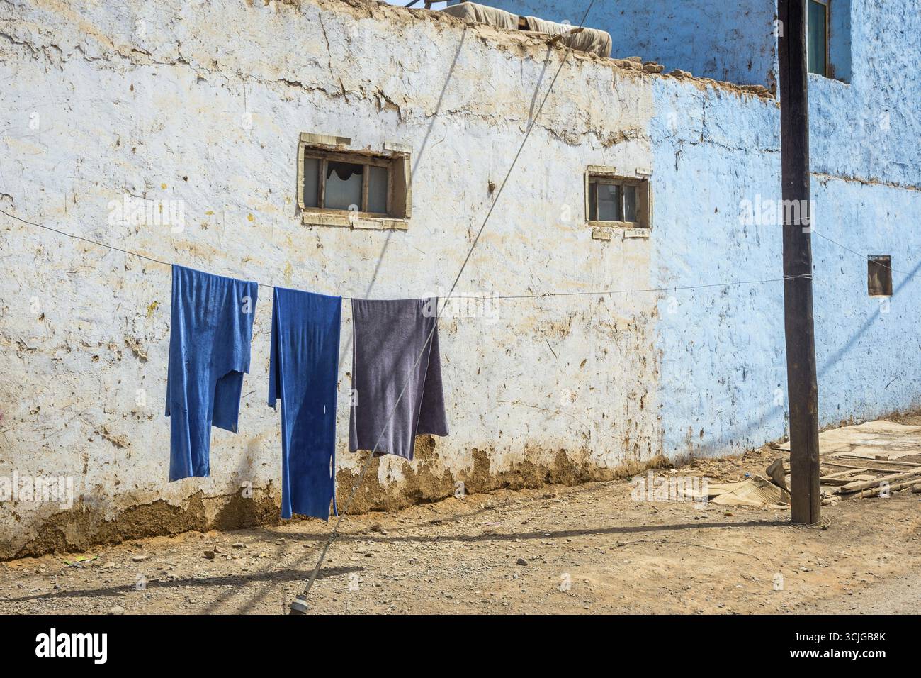 Blaue Wäsche trocknen draußen auf dem Seil, Turpan, Xinjiang China Stockfoto