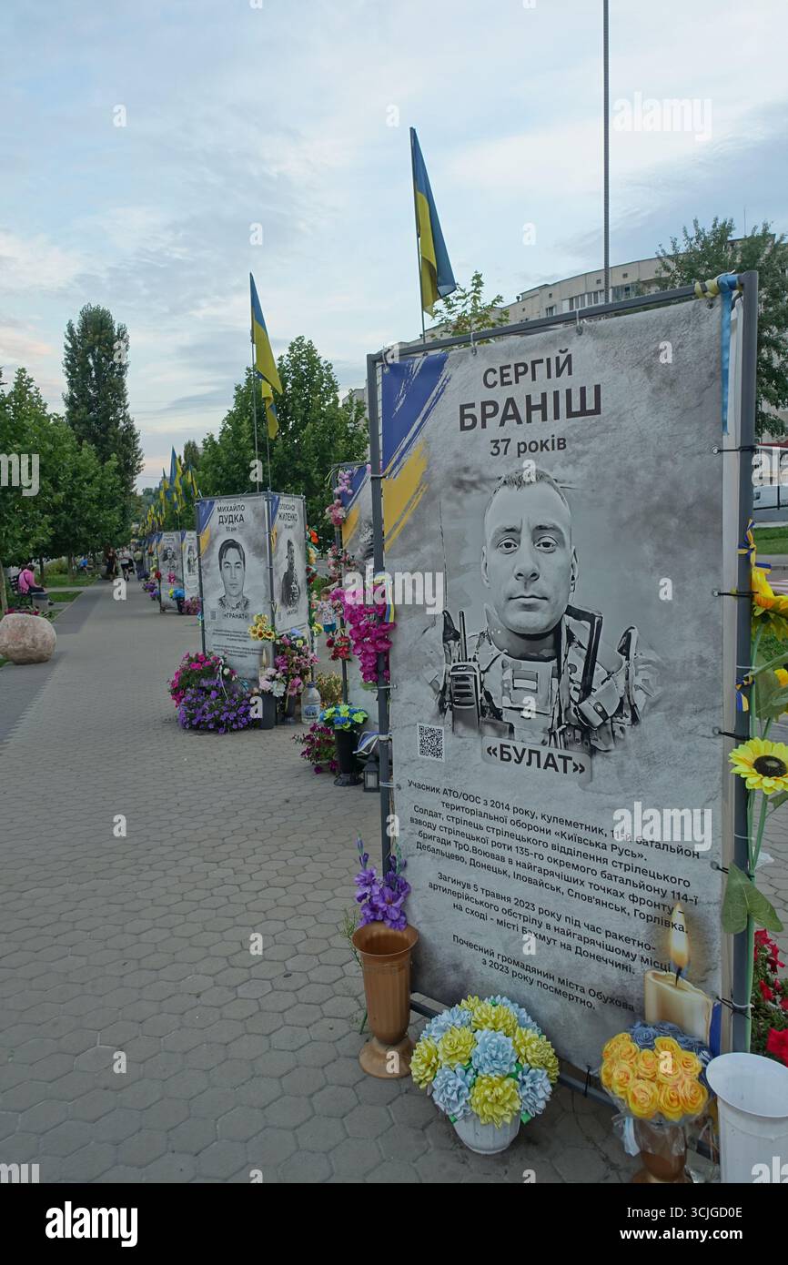 Die Gasse der Helden, zu Ehren der ukrainischen Soldaten, die Mariupol verteidigten, in Obuchiv getötet wurden Stockfoto Die Gasse der Helden, zu Ehren der ukrainischen Soldaten, die Mariupol verteidigten, in Obuchiv getötet wurden Stockfoto