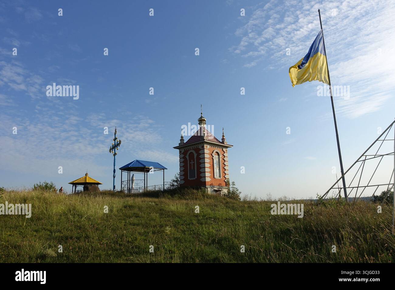 Eine ukrainische Flagge und ein Kreuz auf einem Hügel in der Nähe von Kiew Kiew Stockfoto