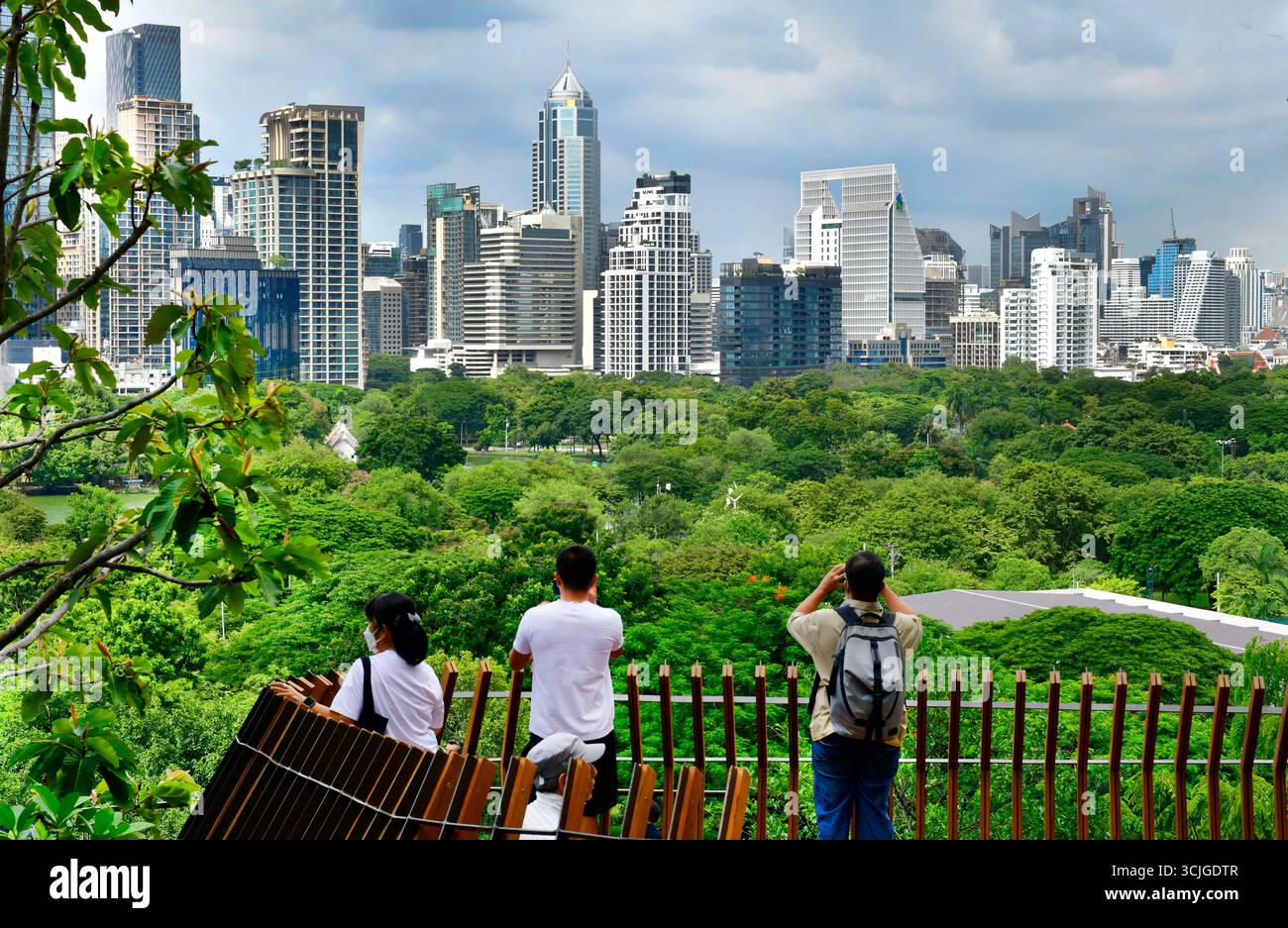 BANGKOK, THAILAND - 3. September ,2025 : Ein Aussichtspunkt zwischen Dusit Arun und Lumphini Parks, Dusit Central Park, dem größten Himmelsgarten Thailands. Stockfoto