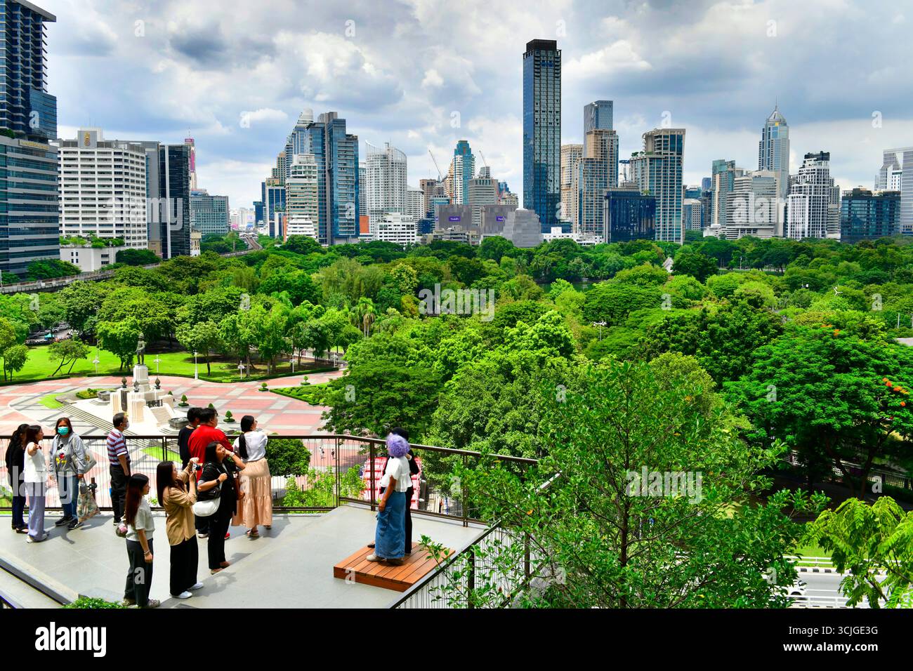 BANGKOK, THAILAND - 3. September ,2025 : Ein Aussichtspunkt zwischen Dusit Arun und Lumphini Parks, Dusit Central Park, dem größten Himmelsgarten Thailands. Stockfoto