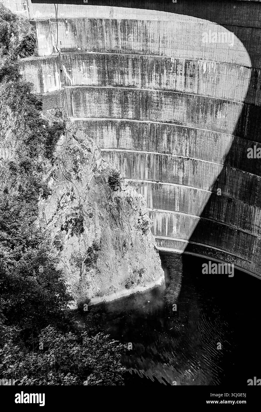 Gekrümmtes Licht auf dem Damm. Einfarbige Farbtöne. Stockfoto
