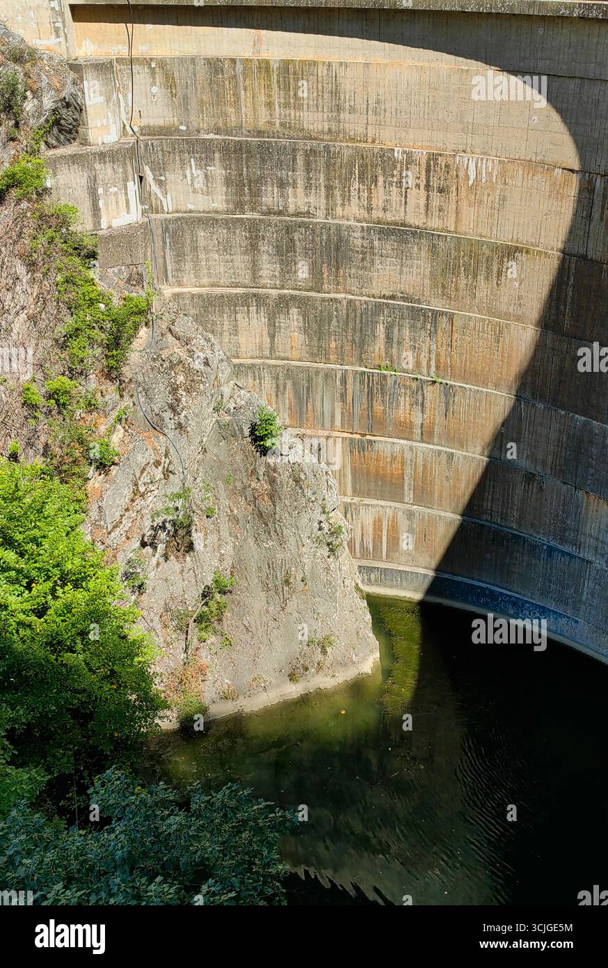 Gekrümmtes Licht auf dem Damm. Licht und Schatten. Stockfoto
