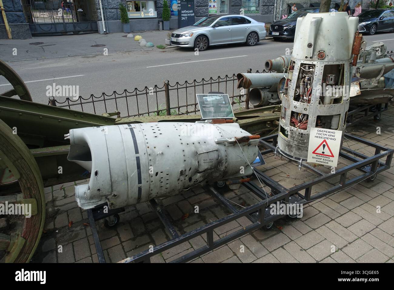 Raketenabwehrteile über kiew wurden auf der Straße ausgestellt, um die Bevölkerung zu warnen Stockfoto