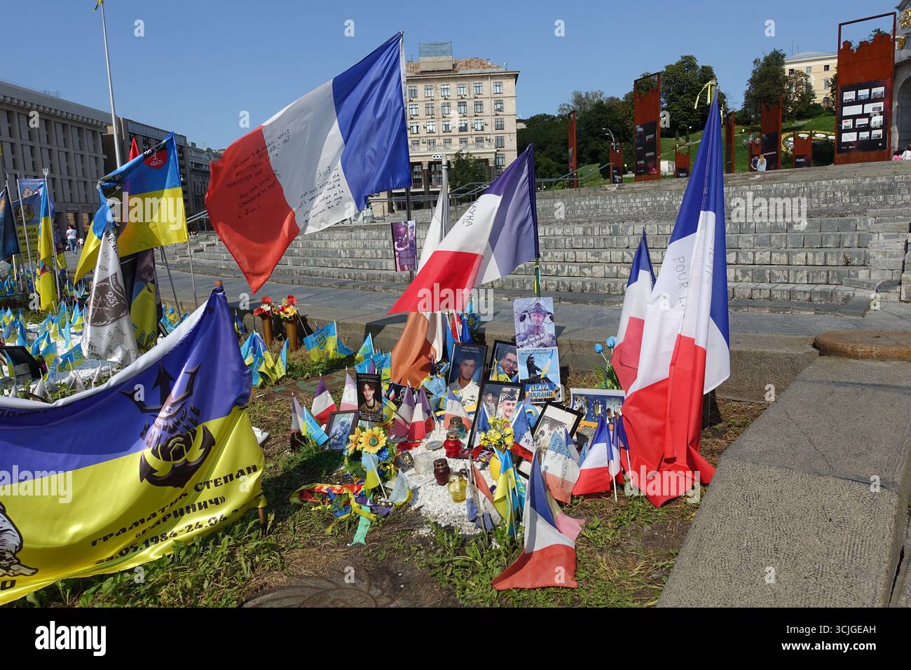 Auf dem Unabhängigkeitsplatz in Kiew, eine Hommage an französische Freiwillige, die an der ukrainischen Front getötet wurden Stockfoto
