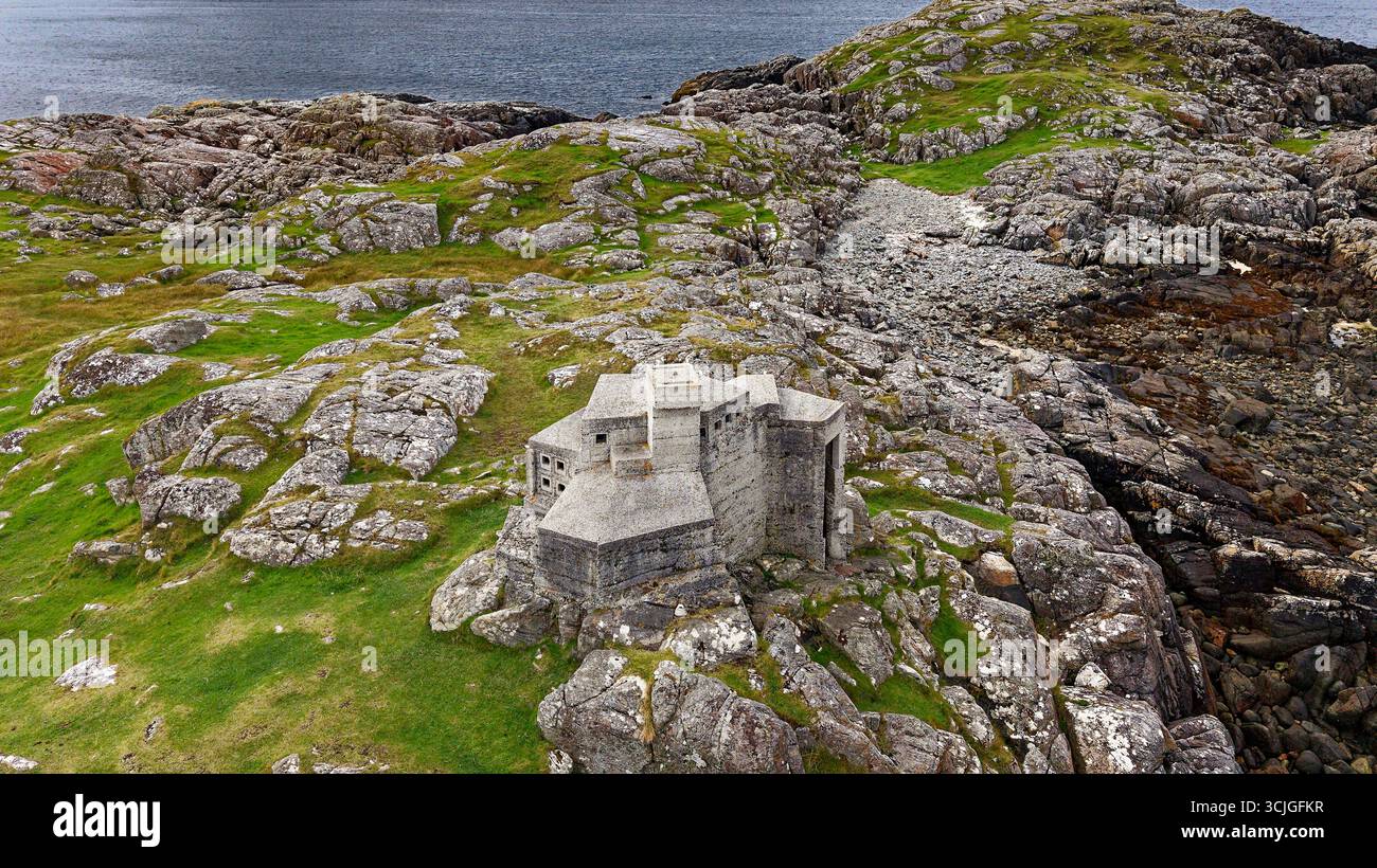 Eremit's Castle Achmelvich Sutherland Scotland ein kleines Betongebäude, das 1950 von David Scott auf den Felsen erbaut wurde Stockfoto