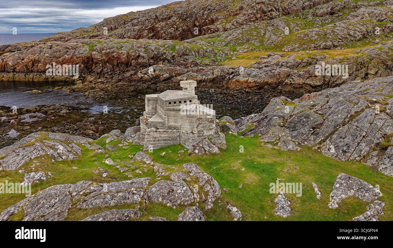 Eremit's Castle Achmelvich Sutherland Scotland ein kleines Betongebäude, das 1950 vom Architekten David Scott auf den Felsen erbaut wurde Stockfoto