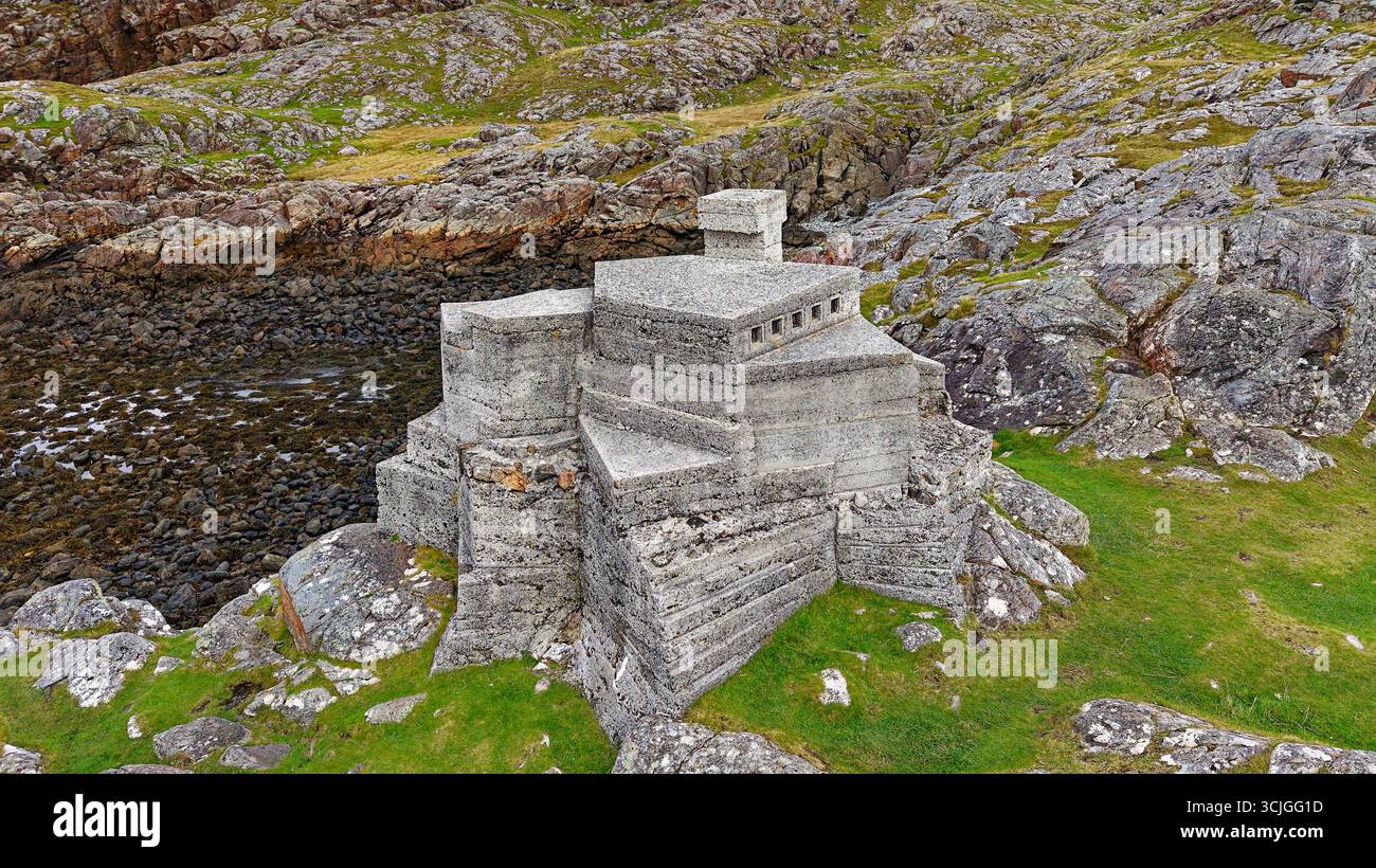 Eremit's Castle Achmelvich Sutherland Scotland kleines Betongebäude oder Bothy, das 1950 vom Architekten David Scott auf den Felsen erbaut wurde Stockfoto