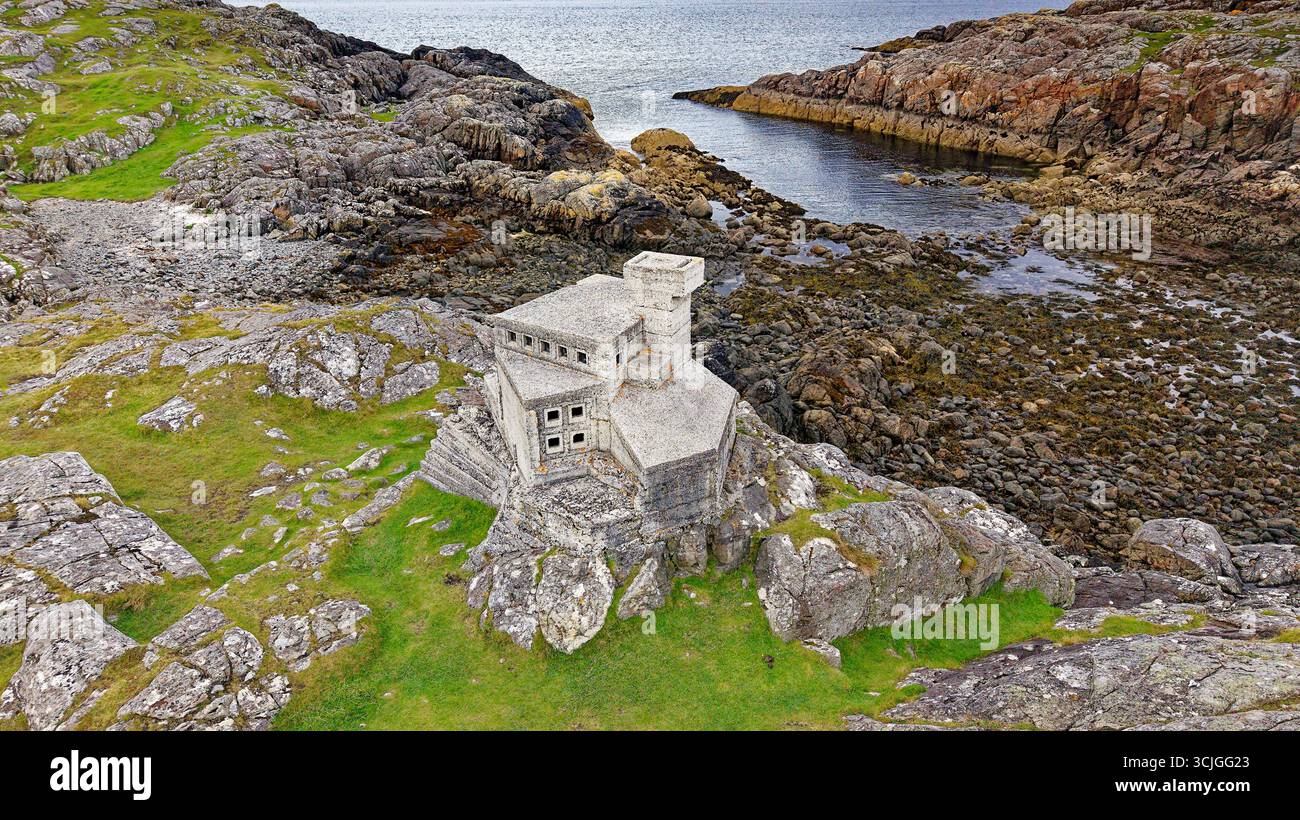 Eremit's Castle Achmelvich Sutherland Scotland das kleine eckige Betongebäude oder Bothy, das 1950 vom Architekten David Scott erbaut wurde Stockfoto
