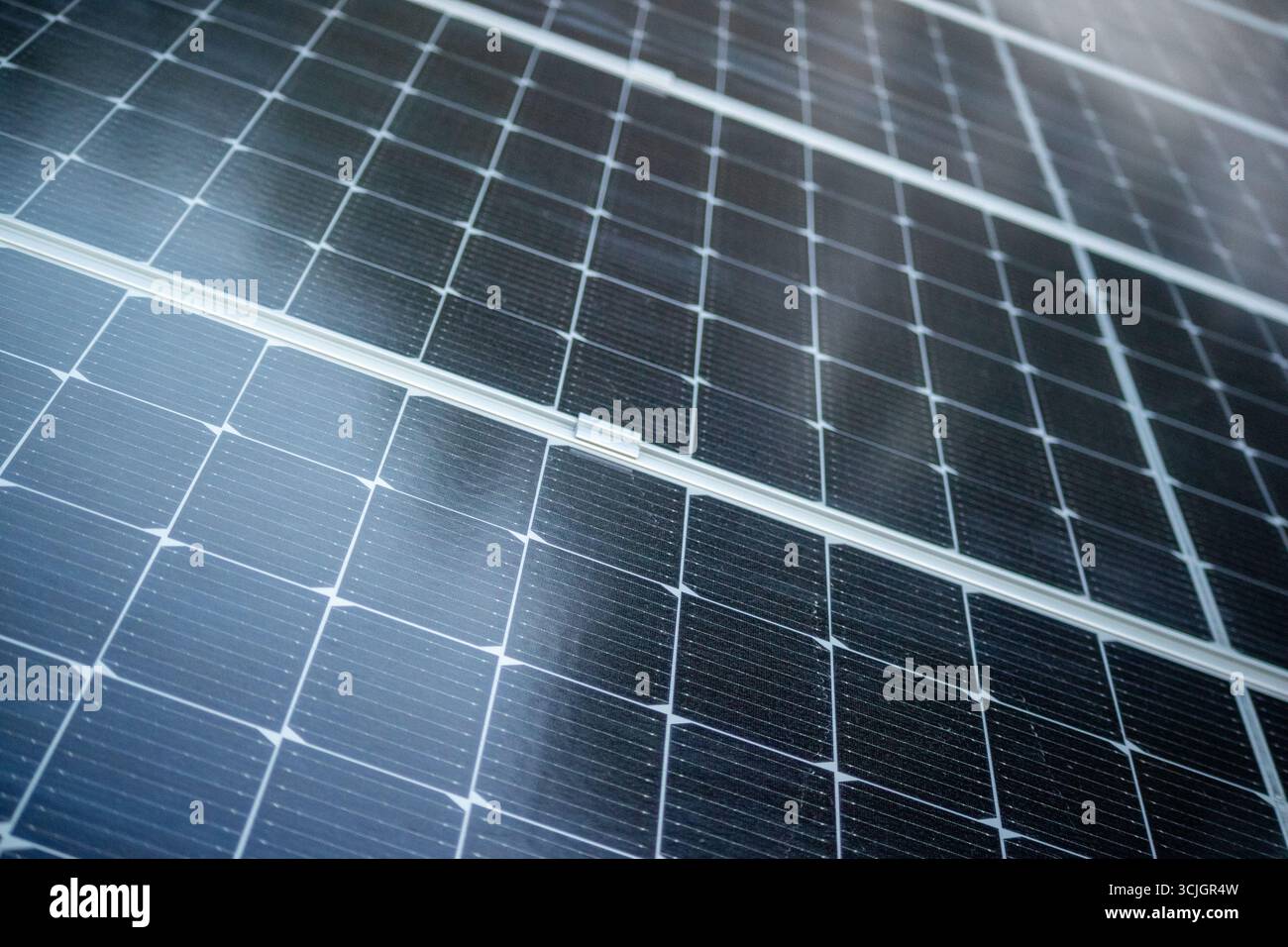 Solarpaneele für nachhaltige Energie aus Nahaufnahme, abstrakt und Hintergrund Stockfoto