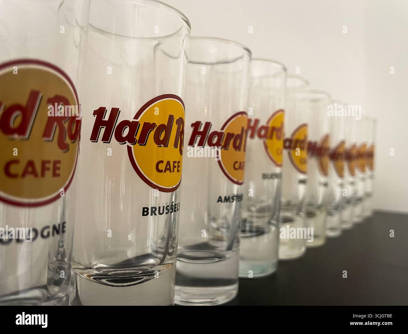Shotgläser vom Hqrdrock Cafe in Folge. Sao Paulo, Brasilien. August 2025. Stockfoto