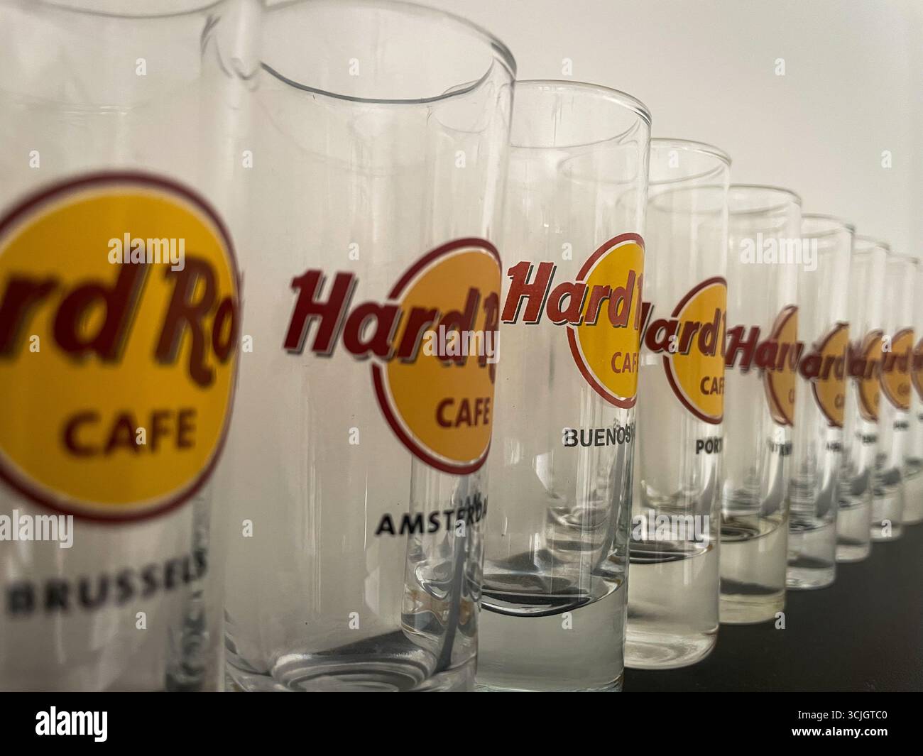 Shotgläser vom Hqrdrock Cafe in Folge. Sao Paulo, Brasilien. August 2025. Stockfoto