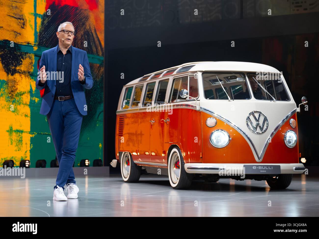 München, Deutschland. September 2025. Stefan Mecha, Vorsitzender von Volkswagen Nutzfahrzeuge, steht auf der Bühne vor einem legendären VW T1 Samba Bus (Baujahr 1966) mit dem Aufdruck „e-Bulli“ während einer Pressekonferenz vor dem Start der Internationalen Automobil-Ausstellung (IAA Mobility). Die IAA Mobility 2025 findet vom 9. Bis 14. September 2025 in München statt. Quelle: Sven Hoppe/dpa/Alamy Live News Stockfoto
